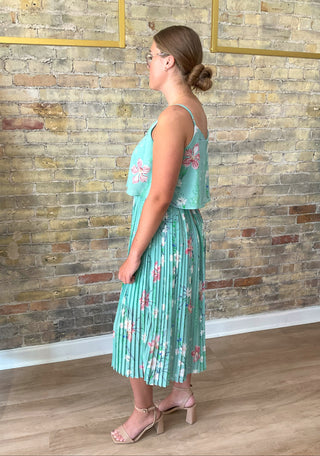Side view Pleated tropical print dress for summer